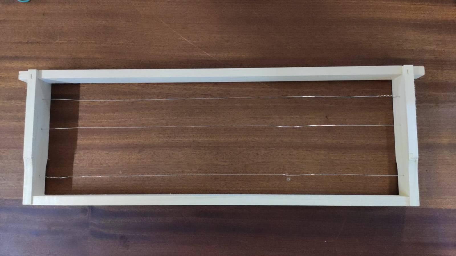 32cc8b2f-f8ca-41d9-9ab9-8e014444e736-e1598881621359.jpg Rámek Langstroth 44,8 x 15,9,hofmann, nadrátkovaný - Obrázek 1