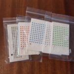 Fluoreskující značky na matky