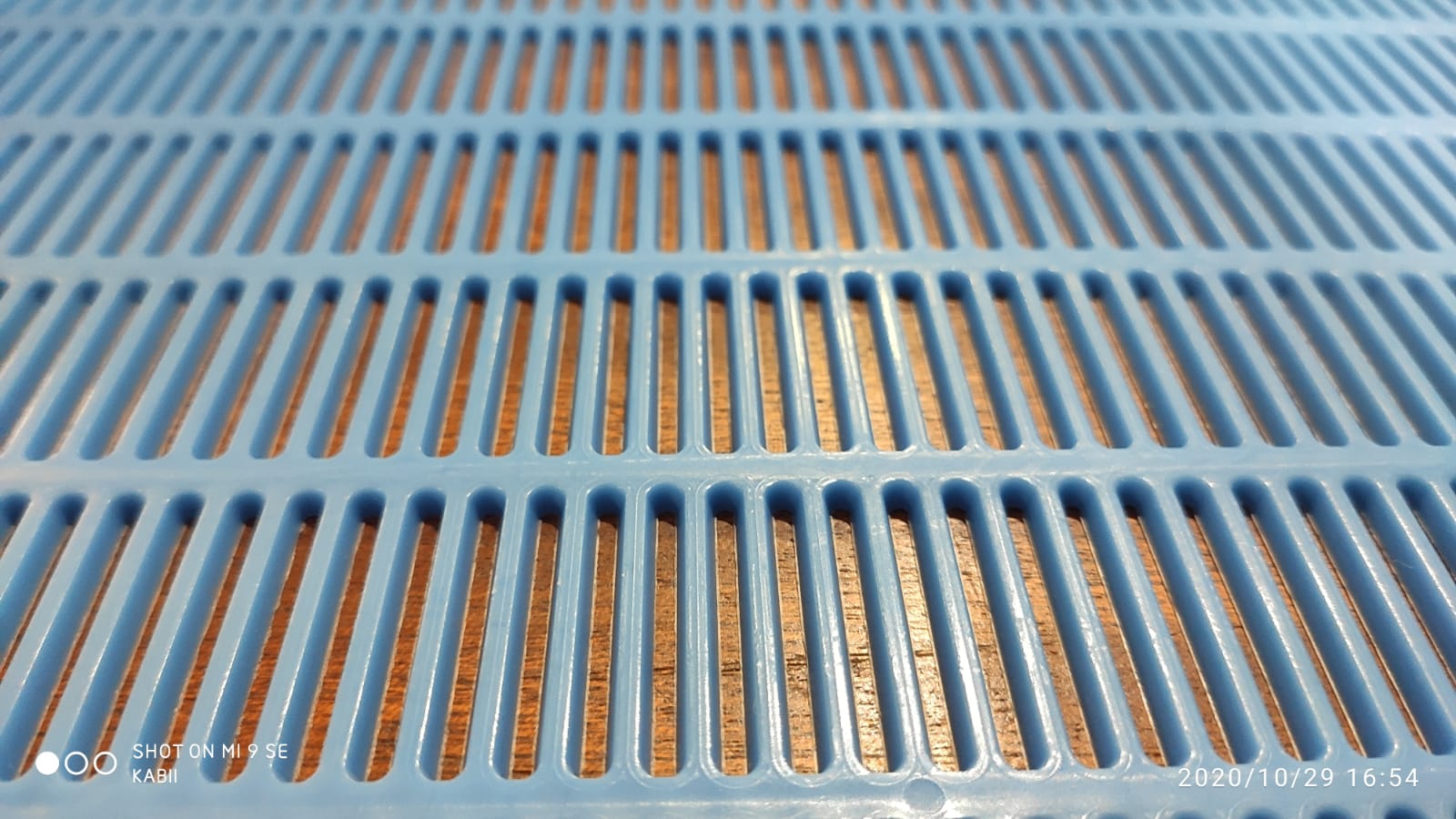 54034f82-4544-4464-8c9f-0cf16fa8ea29.jpg Mateří mřížka na polystyrenový úl - Obrázek 1