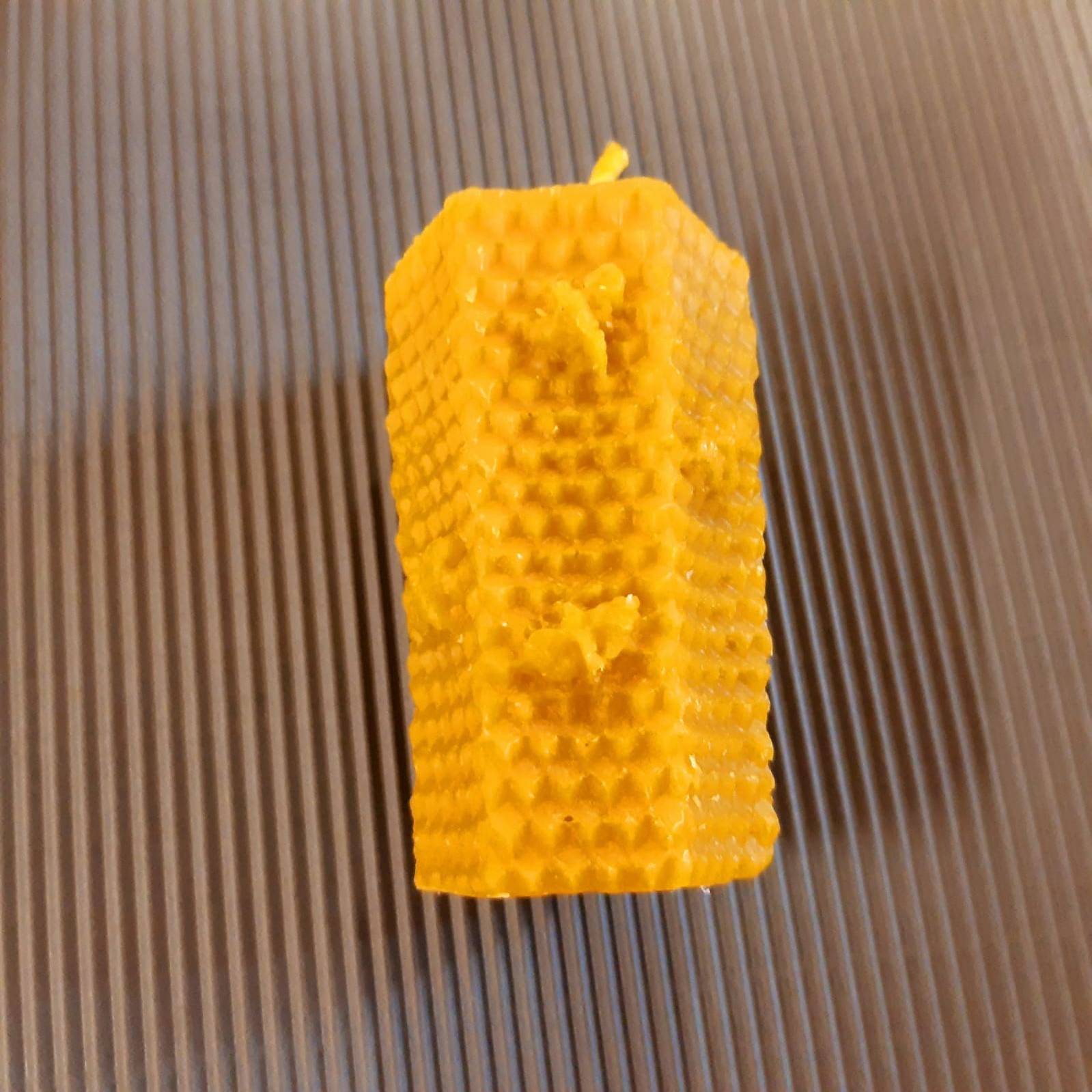 WhatsApp-Image-2020-11-16-at-15.37.40-1-e1605548278119.jpeg Svíčka z včelího vosku -litá - Obrázek 1