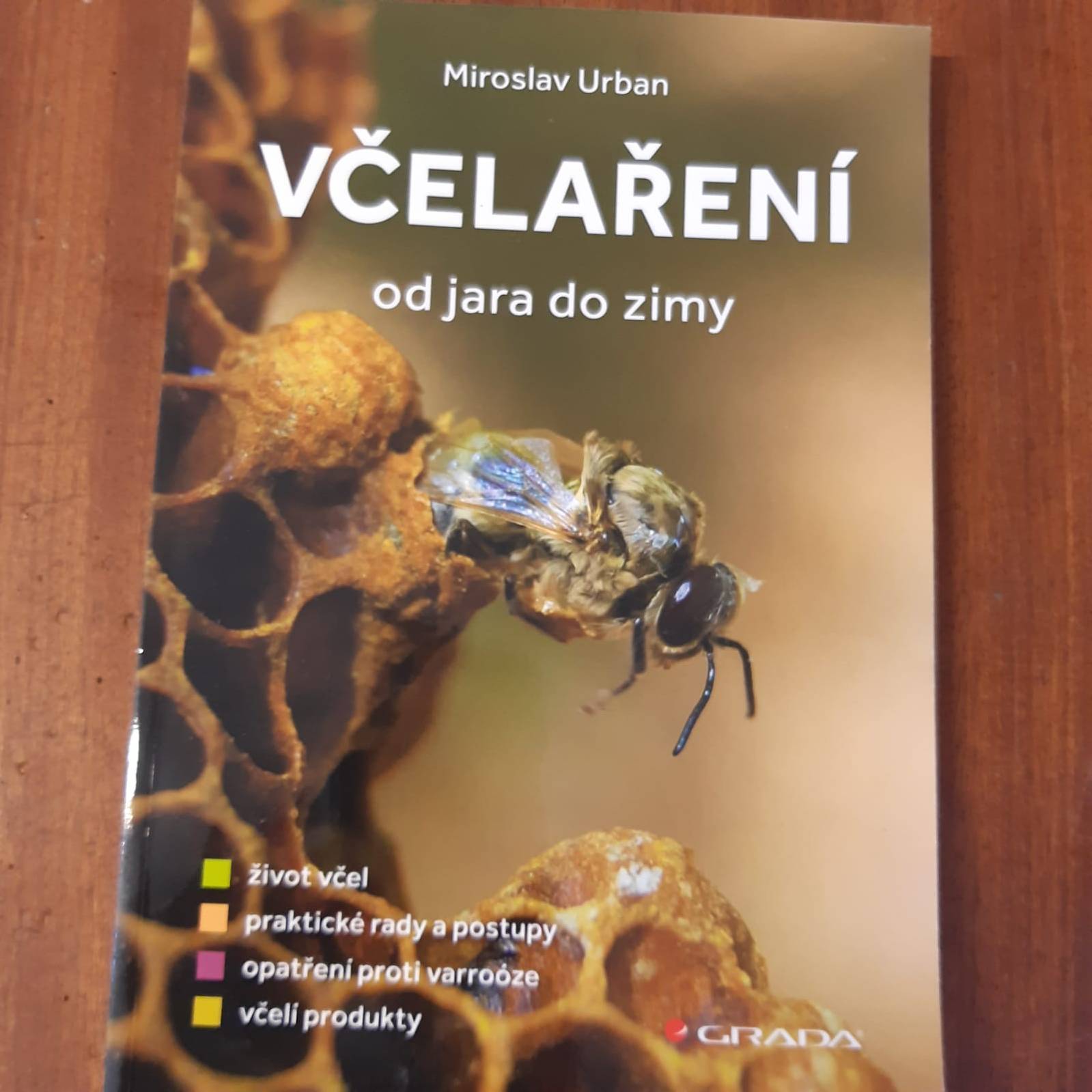 e33cc827-63c4-440a-807c-654ae7cfc24d-e1598388333453.jpg Včelaření od jara do zimy (Miroslav Urban) - Obrázek 1