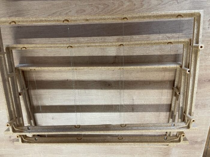 Vypletený rámek-potravinářský plast s borovicovými pilinami - Obrázek 2