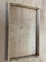 Vypletený rámek-potravinářský plast s borovicovými pilinami