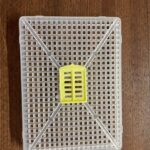 Poklopka přidávací s červeným otvorem