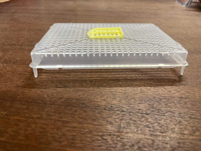 Poklopka přidávací s červeným otvorem - Obrázek 2