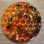 Víčko na sklenici na med se závitem TO 82 - Plástev se včelami