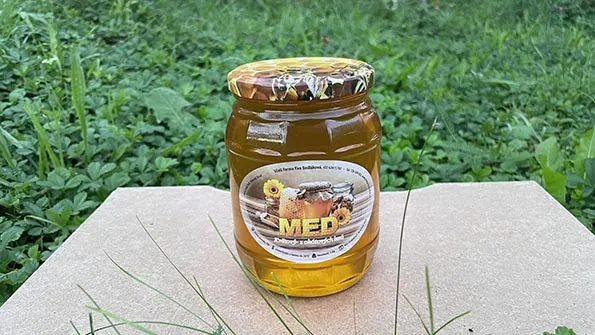 Med květový akátový