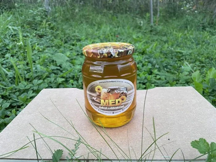 Med květový akátový